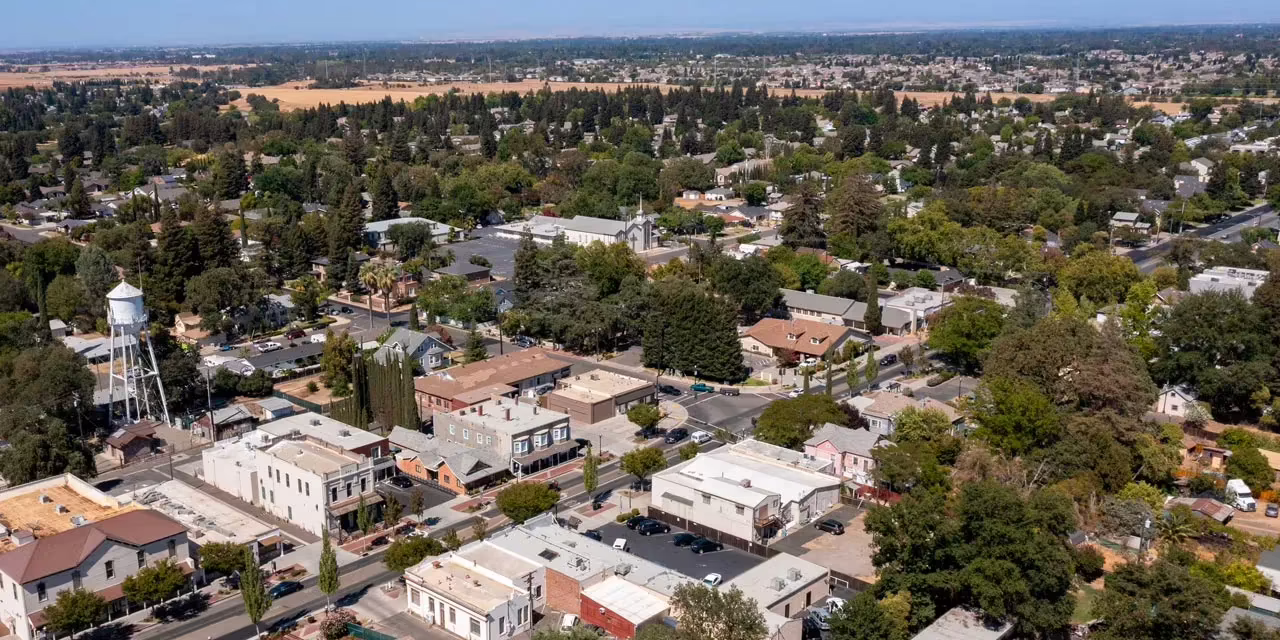 Elk Grove California suburban neighborhood on valley floor with flat terrain